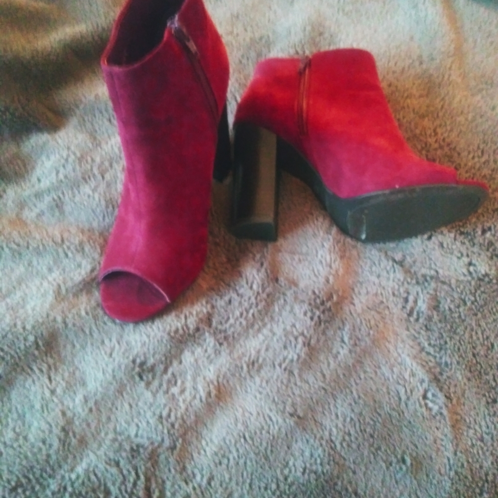 Garment red block.heels